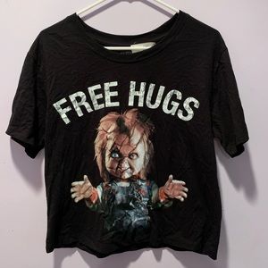 Chucky “free hugs” cropped t-shirt